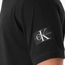 Tout neuf ⭐ Tee 👚 Shirt Monogram Sleeve Badge 4051 Noir de Calvin Klein 🎁 -Calvin Klein Soldes Magasin calvin klein 265623 J30J314051 BAE 20210512T122544 02