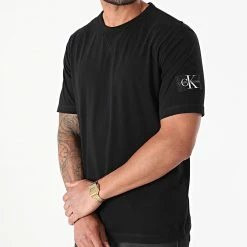 Tout neuf ⭐ Tee 👚 Shirt Monogram Sleeve Badge 4051 Noir de Calvin Klein 🎁 -Calvin Klein Soldes Magasin calvin klein 265623 J30J314051 BAE 20210512T122545 03