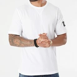 Coupon 😀 Tee 👕 Shirt Monogram Sleeve Badge 4051 Blanc de Calvin Klein 😍 -Calvin Klein Soldes Magasin calvin klein 265624 J30J314051 YAF 20210518T160824 03