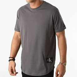 Nouveau 💯 Tee 👚 Shirt Oversize Badge Turn Up 5319 Gris Anthracite de Calvin Klein 😉