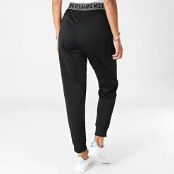 Les meilleures critiques de 🔔 Pantalon Jogging Femme P610 Noir de Calvin Klein 🌟 -Calvin Klein Soldes Magasin calvin klein 278157 00GWF1P610 001 20210827T164126 04