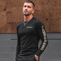 Les meilleures critiques de 🔔 Tee 👕 Shirt Manches Longues Institutional 0547 Noir Doré de Calvin Klein 🎉 -Calvin Klein Soldes Magasin calvin klein 278505 FAB J30J320547 0GN 20210915T122133 03