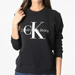 De gros 👏 Sweat Crewneck Femme Core Monogram 9140 Bleu Marine de Calvin Klein 🥰