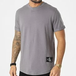 Le moins cher 🧨 Tee 👕 Shirt Oversize Badge Turn Up Sleeve 5319 Gris Anthracite de Calvin Klein ✨