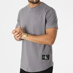 Le moins cher 🧨 Tee 👕 Shirt Oversize Badge Turn Up Sleeve 5319 Gris Anthracite de Calvin Klein ✨ -Calvin Klein Soldes Magasin calvin klein 295638 J30J315319 PTP 20211220T161101 03