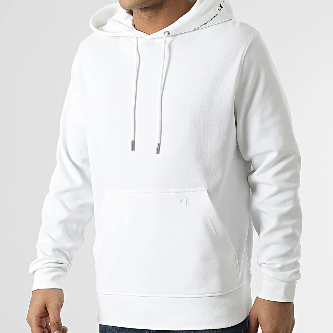 Promo ✔️ Sweat Capuche Repeat Logo 9701 Blanc de Calvin Klein 🎁 1 Promo ✔️ Sweat Capuche Repeat Logo 9701 Blanc de Calvin Klein 🎁