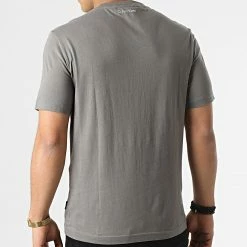 Offres 🥰 Tee 👕 Shirt Logo Coordinates 8018 Gris de Calvin Klein 🎁 -Calvin Klein Soldes Magasin calvin klein 295735 K10K108018 PD0 20211223T111411 04