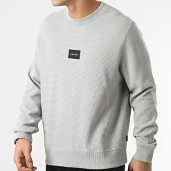 De gros ✔️ Sweat Crewneck Textured Grid 8055 Gris de Calvin Klein 🛒