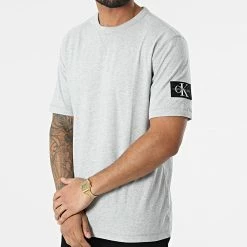 Offres ⭐ Tee 👚 Shirt Monogram Sleeve Badge 4051 Gris Chiné de Calvin Klein 🌟 -Calvin Klein Soldes Magasin calvin klein 296658 J30J314051 P01 20220106T155716 03