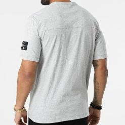 Offres ⭐ Tee 👚 Shirt Monogram Sleeve Badge 4051 Gris Chiné de Calvin Klein 🌟 -Calvin Klein Soldes Magasin calvin klein 296658 J30J314051 P01 20220106T155717 04