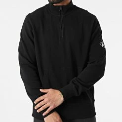 Meilleure affaire 🌟 Sweat Col Zippé Textured Badge 9702 Noir de Calvin Klein ✔️ -Calvin Klein Soldes Magasin calvin klein 296679 J30J319702 BEH 20220104T160119 03