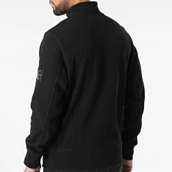 Meilleure affaire 🌟 Sweat Col Zippé Textured Badge 9702 Noir de Calvin Klein ✔️ -Calvin Klein Soldes Magasin calvin klein 296679 J30J319702 BEH 20220104T160120 04