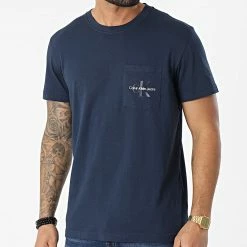 Meilleur prix 🎁 Tee 👚 Shirt Poche Monogram Logo 9876 Bleu Marine de Calvin Klein ✨