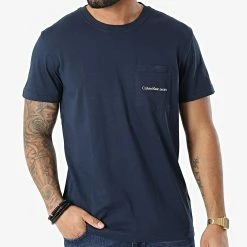 Meilleur prix 🎁 Tee 👚 Shirt Poche Monogram Logo 9876 Bleu Marine de Calvin Klein ✨ -Calvin Klein Soldes Magasin calvin klein 296699 J30J319876 CBK 20220104T162333 03