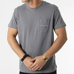 Budget ⭐ Tee 👚 Shirt Poche Monogram Logo 9876 Gris de Calvin Klein 🔔 -Calvin Klein Soldes Magasin calvin klein 296700 J30J319876 PTP 20211230T160446 03