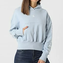 Sortie 💯 Sweat Capuche Femme Crop 7738 Bleu Ciel de Calvin Klein ⭐