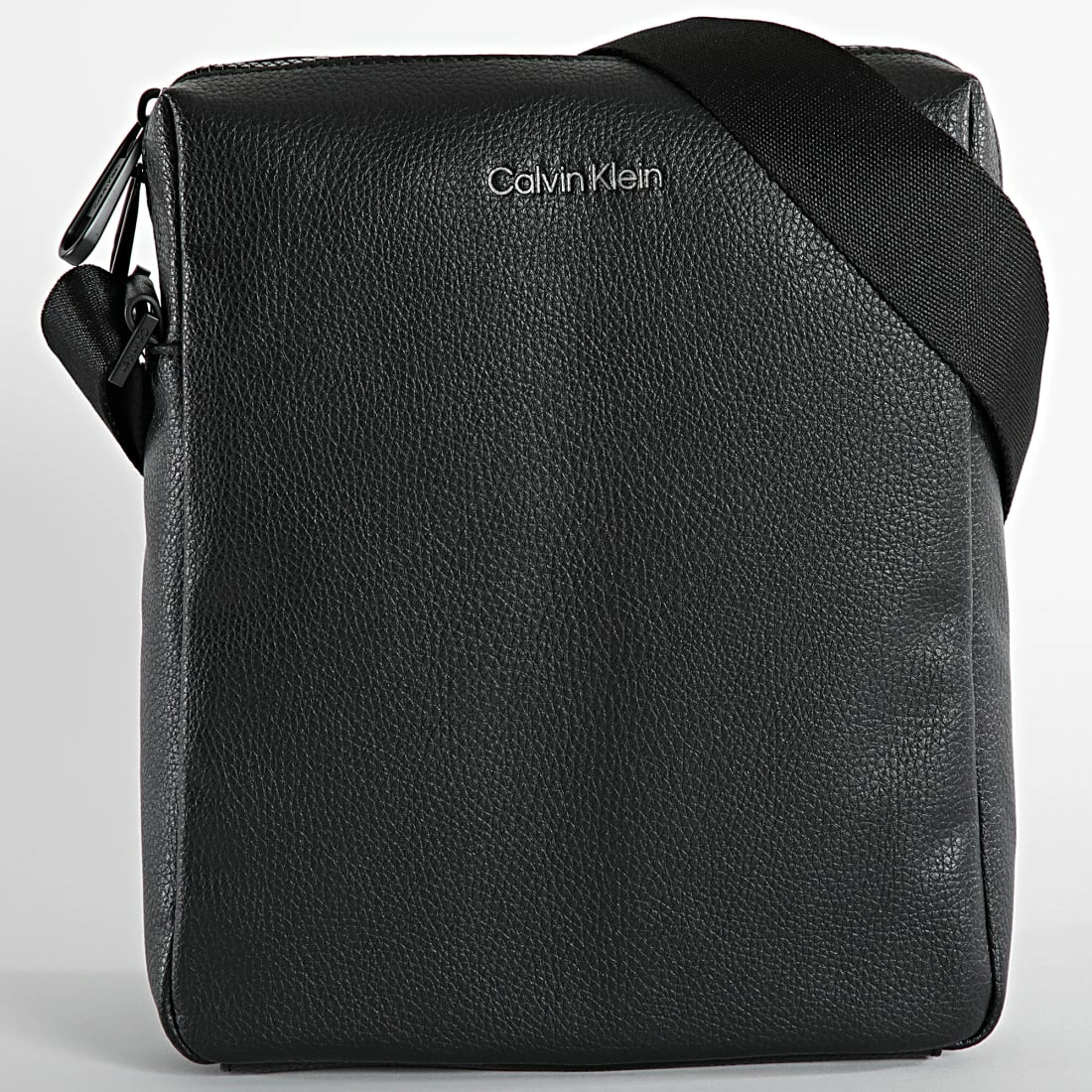 Sortie 🔥 Sacoche Must Reporter 8690 Noir de Calvin Klein 🎁 1 Sortie 🔥 Sacoche Must Reporter 8690 Noir de Calvin Klein 🎁