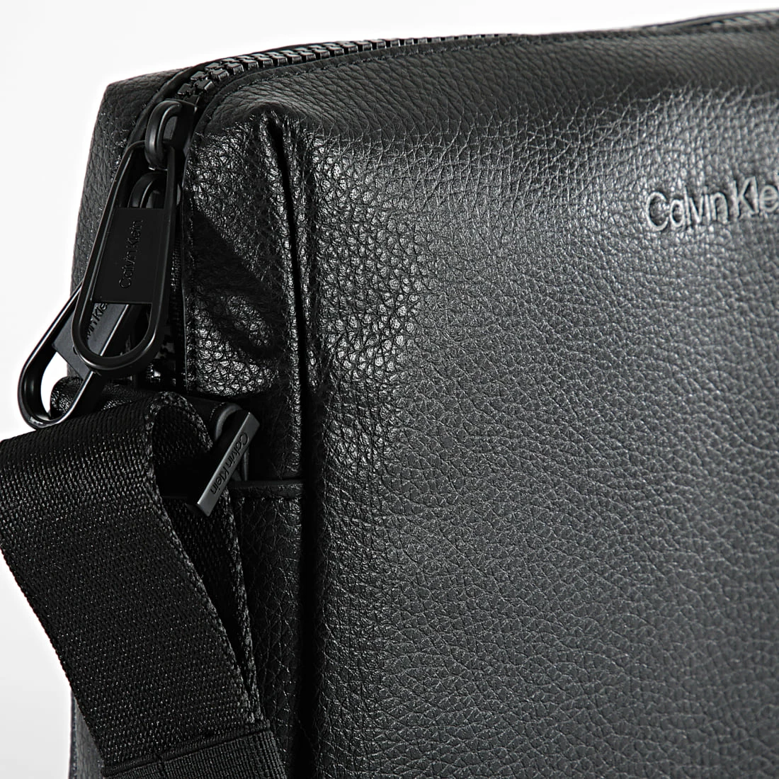 Sortie 🔥 Sacoche Must Reporter 8690 Noir de Calvin Klein 🎁 2 Sortie 🔥 Sacoche Must Reporter 8690 Noir de Calvin Klein 🎁 – Image 2