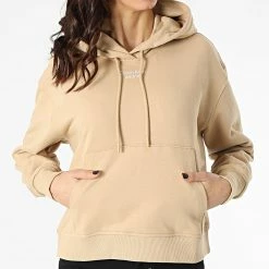 Meilleure affaire 😉 Sweat Capuche Femme Stacked Logo Crop 8048 Camel de Calvin Klein 👍 -Calvin Klein Soldes Magasin calvin klein 299334 J20J218048 AB0 20220124T163310 03