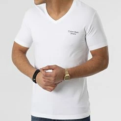 De gros 🥰 Tee 👕 Shirt Col V Stacked Logo 0596 Blanc de Calvin Klein ✨ -Calvin Klein Soldes Magasin calvin klein 299690 J30J320596 YAF 20220201T145445 03