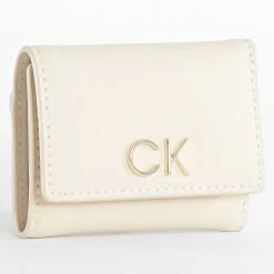 Calvin Klein Soldes Magasin 17 Tout neuf 🔔 Portefeuille Femme Re-Lock Trifold 9141 Beige de Calvin Klein ⌛
