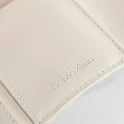 Tout neuf 🔔 Portefeuille Femme Re-Lock Trifold 9141 Beige de Calvin Klein ⌛ -Calvin Klein Soldes Magasin calvin klein 305650 K60K609141 VHB 20220317T123915 03