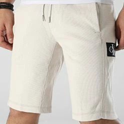 Offres ❤️ Short Jogging Monogram Badge Waffle 7986 Beige de Calvin Klein 🌟