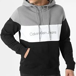 Remise 😉 Sweat Col Zippé Capuche Colorblock Quarter 0034 Noir Blanc Gris de Calvin Klein ✔️ -Calvin Klein Soldes Magasin calvin klein 307149 J30J320034 BEH 20220408T113528 03