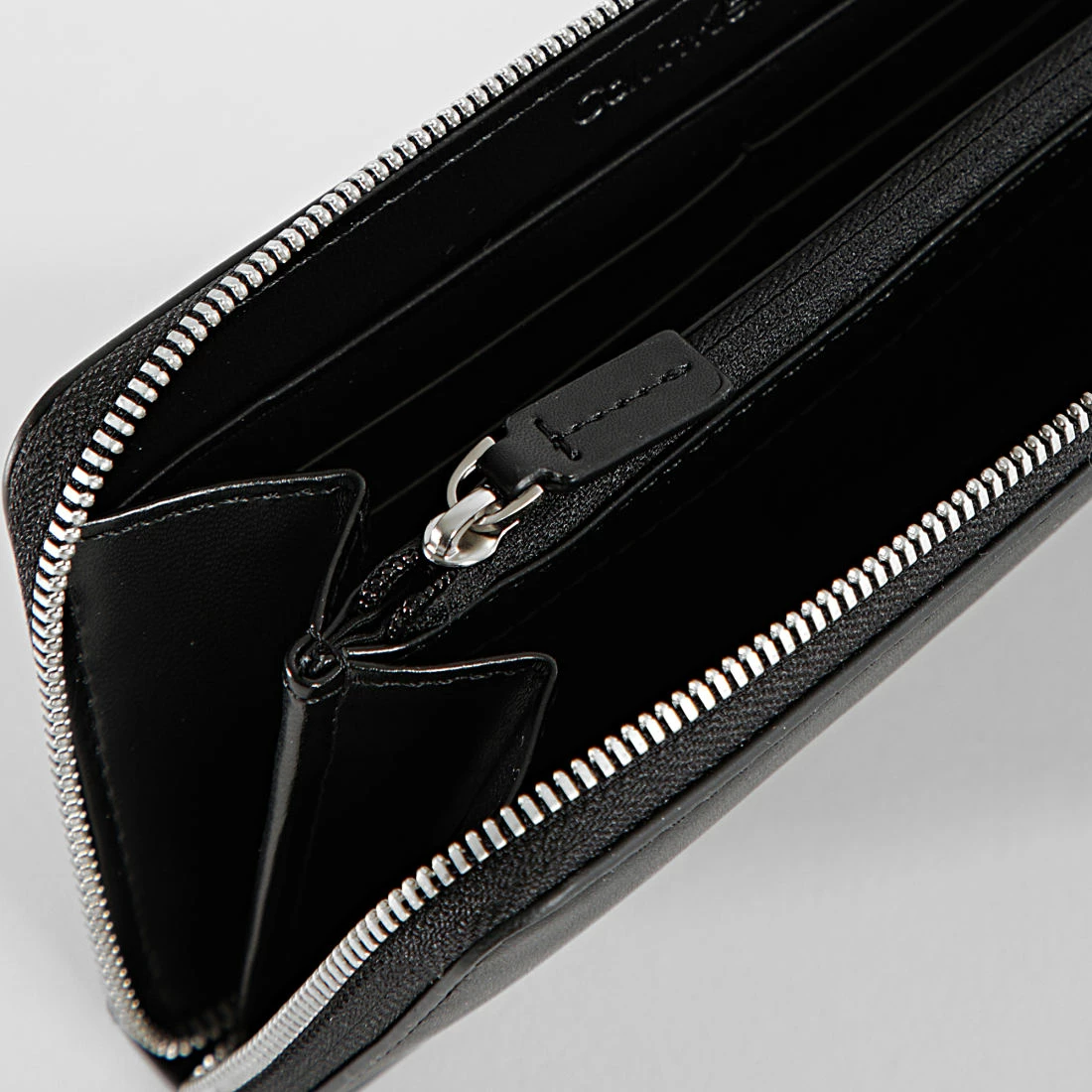 Grosses soldes ⭐ Portefeuille Femme Sculpted Mono Zip Around 9351 Noir de Calvin Klein 🧨 3 Grosses soldes ⭐ Portefeuille Femme Sculpted Mono Zip Around 9351 Noir de Calvin Klein 🧨 – Image 3