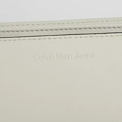 Acheter 🧨 Sac A Main Femme Sculpted Pouch 9570 Beige de Calvin Klein ❤️ 6 Acheter 🧨 Sac A Main Femme Sculpted Pouch 9570 Beige de Calvin Klein ❤️ -Calvin Klein Soldes Magasin calvin klein 308087 K60K609570 02X 20220325T143435 03