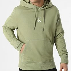 Meilleure vente 👏 Sweat Capuche Monogram Logo 9698 Vert Kaki Clair de Calvin Klein 🎉 -Calvin Klein Soldes Magasin calvin klein 308628 J30J319698 L9F 20220311T150544 03
