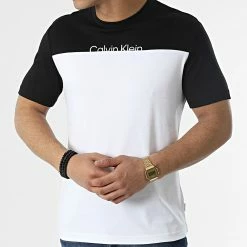 Promo 🥰 Tee 👚 Shirt Color Blocking Cut Logo 8839 Blanc Noir de Calvin Klein 🤩 -Calvin Klein Soldes Magasin calvin klein 308737 K10K108839 0XQ 20220314T155944 03