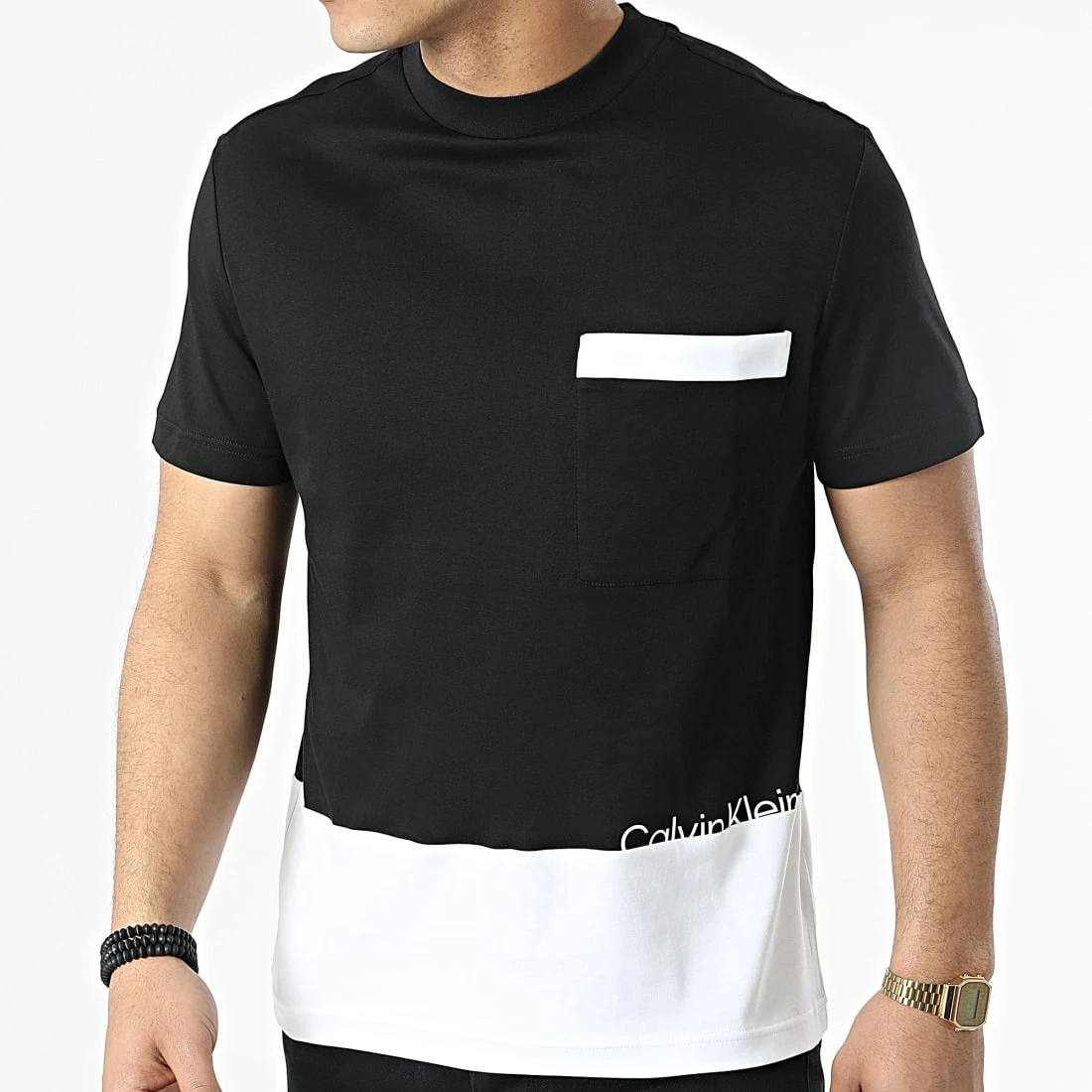 Promo ⌛ Tee 👕 Shirt A Poche Poitrine Minimock Blocking Pocket 8840 Noir Blanc de Calvin Klein ⭐ 1 Promo ⌛ Tee 👕 Shirt A Poche Poitrine Minimock Blocking Pocket 8840 Noir Blanc de Calvin Klein ⭐