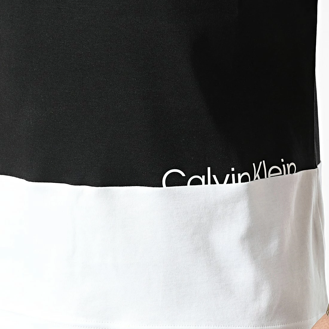 Promo ⌛ Tee 👕 Shirt A Poche Poitrine Minimock Blocking Pocket 8840 Noir Blanc de Calvin Klein ⭐ 2 Promo ⌛ Tee 👕 Shirt A Poche Poitrine Minimock Blocking Pocket 8840 Noir Blanc de Calvin Klein ⭐ – Image 2