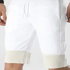 De gros ⭐ Short Jogging Color Blocking Logo 8935 Blanc Beige de Calvin Klein 🤩