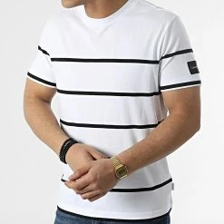 Grosses soldes 🤩 Tee 👚 Shirt A Rayures Striped Badge 9063 Blanc de Calvin Klein 🥰 -Calvin Klein Soldes Magasin calvin klein 308742 K10K109063 0FB 20220314T155917 03