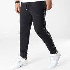 Promo 🔔 Pantalon Jogging A Bandes GMS2P600 Noir de Calvin Klein 👏