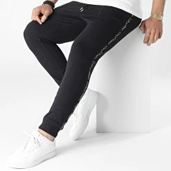 Promo 🔔 Pantalon Jogging A Bandes GMS2P600 Noir de Calvin Klein 👏 -Calvin Klein Soldes Magasin calvin klein 313080 GMS2P600 BAE 20220408T155824 03