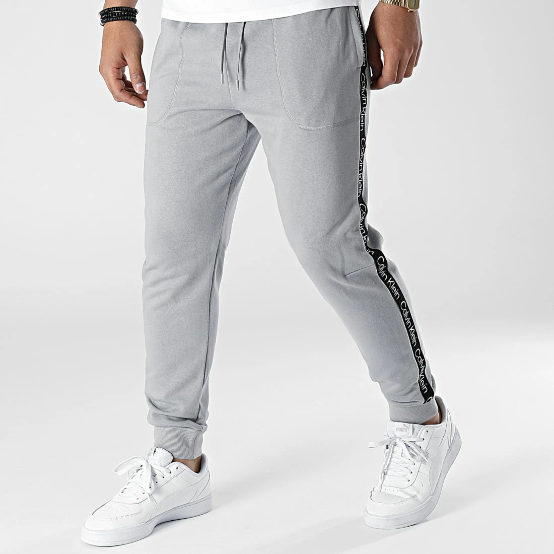 Tout neuf ❤️ Pantalon Jogging A Bandes GMS2P600 Gris de Calvin Klein 🥰 1 Tout neuf ❤️ Pantalon Jogging A Bandes GMS2P600 Gris de Calvin Klein 🥰
