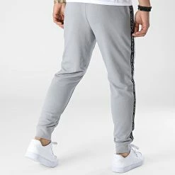 Tout neuf ❤️ Pantalon Jogging A Bandes GMS2P600 Gris de Calvin Klein 🥰 7 Tout neuf ❤️ Pantalon Jogging A Bandes GMS2P600 Gris de Calvin Klein 🥰 -Calvin Klein Soldes Magasin calvin klein 313081 GMS2P600 QPY 20220408T160032 04