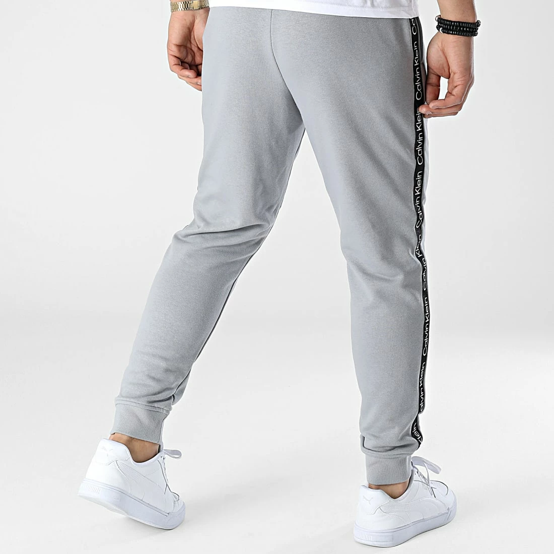 Tout neuf ❤️ Pantalon Jogging A Bandes GMS2P600 Gris de Calvin Klein 🥰 4 Tout neuf ❤️ Pantalon Jogging A Bandes GMS2P600 Gris de Calvin Klein 🥰 – Image 4