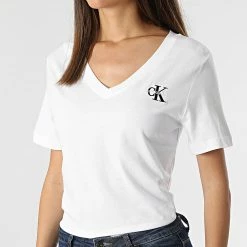 Sortie ❤️ Tee 👚 Shirt Col V Femme 9138 Blanc de Calvin Klein 🎉 -Calvin Klein Soldes Magasin calvin klein 316192 J20J219138 YAF 20220512T155954 03