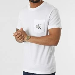 Tout neuf 🔥 Tee 👚 Shirt Poche Monogram Logo 9876 Blanc de Calvin Klein 🤩 -Calvin Klein Soldes Magasin calvin klein 316554 J30J319876 0K4 20220427T161821 03
