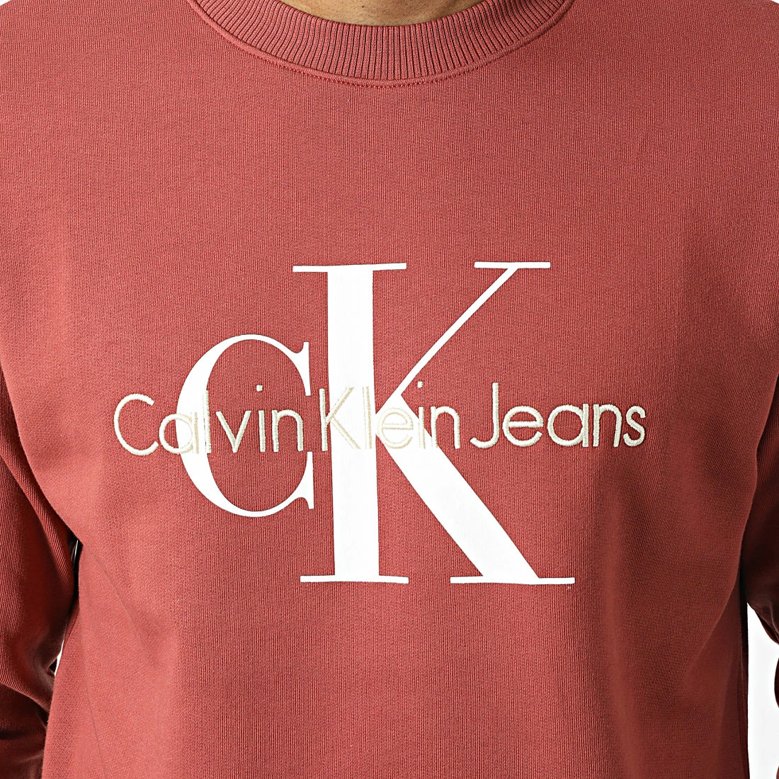 De gros 🔥 Sweat Crewneck Seasonal Monogram 0903 Rouge Brique de Calvin Klein 😀 2 De gros 🔥 Sweat Crewneck Seasonal Monogram 0903 Rouge Brique de Calvin Klein 😀 – Image 2