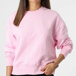 Bon marché 🛒 Sweat Crewneck Femme 8985 Rose de Calvin Klein 💯