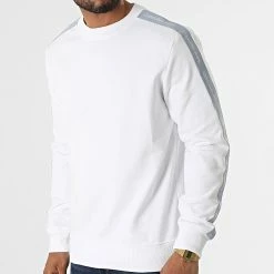 Acheter 🌟 Sweat Crewneck A Bandes Contrast Tape 0037 Blanc de Calvin Klein 😍