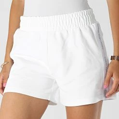 Vente flash ✔️ Short Jogging Femme A Bandes Side Logo Tape 8964 Blanc de Calvin Klein 🧨