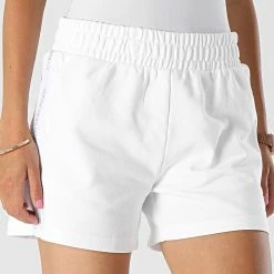 Vente flash ✔️ Short Jogging Femme A Bandes Side Logo Tape 8964 Blanc de Calvin Klein 🧨 -Calvin Klein Soldes Magasin calvin klein 321148 J20J218964 YAF 20220601T161003 03