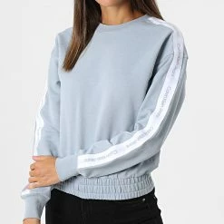 Grosses soldes 🧨 Sweat Crewneck Femme Logo Tape 8980 Bleu Ciel de Calvin Klein 🧨