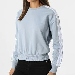 Grosses soldes 🧨 Sweat Crewneck Femme Logo Tape 8980 Bleu Ciel de Calvin Klein 🧨 -Calvin Klein Soldes Magasin calvin klein 321154 J20J218980 DBT 20220601T161533 03